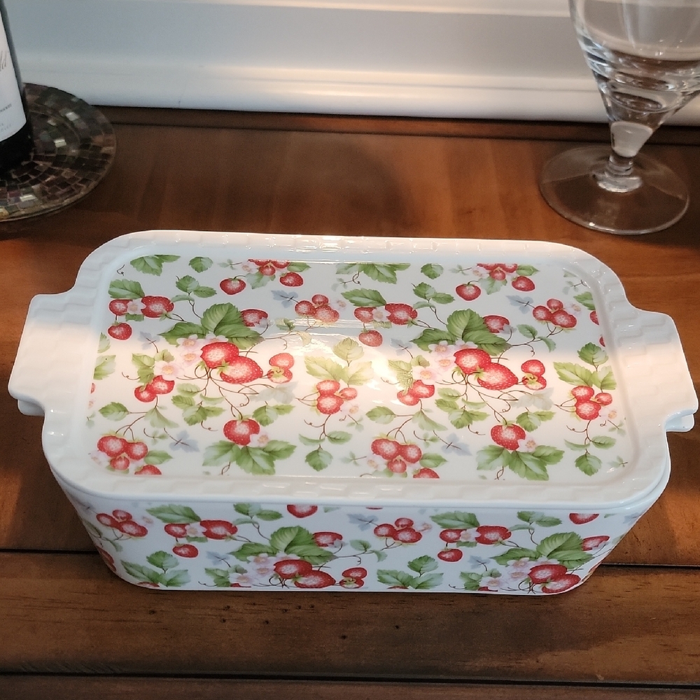 Strawberry Porcelain Casserole Dish With Lid